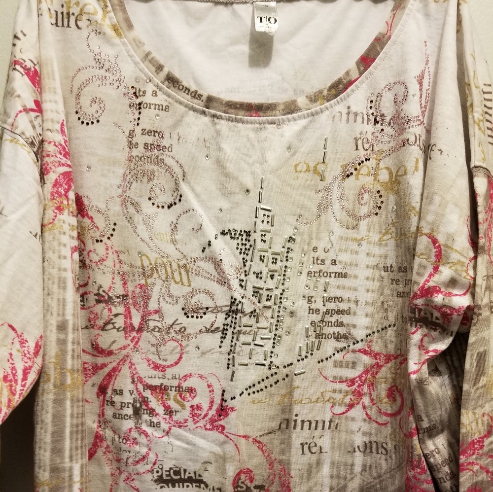 🌺3/4 sleeved Paris t shirt. Has bling on front